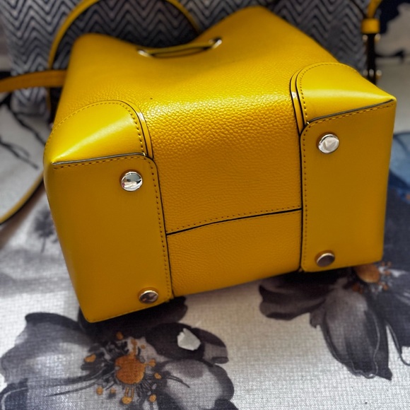 πMICHEAL KORS Vibrant Yellow Bucket Bagπ₯°πππππ - Picture 4 of 12